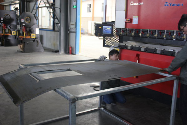 某工程公司定制的钢制门正在大量出货中